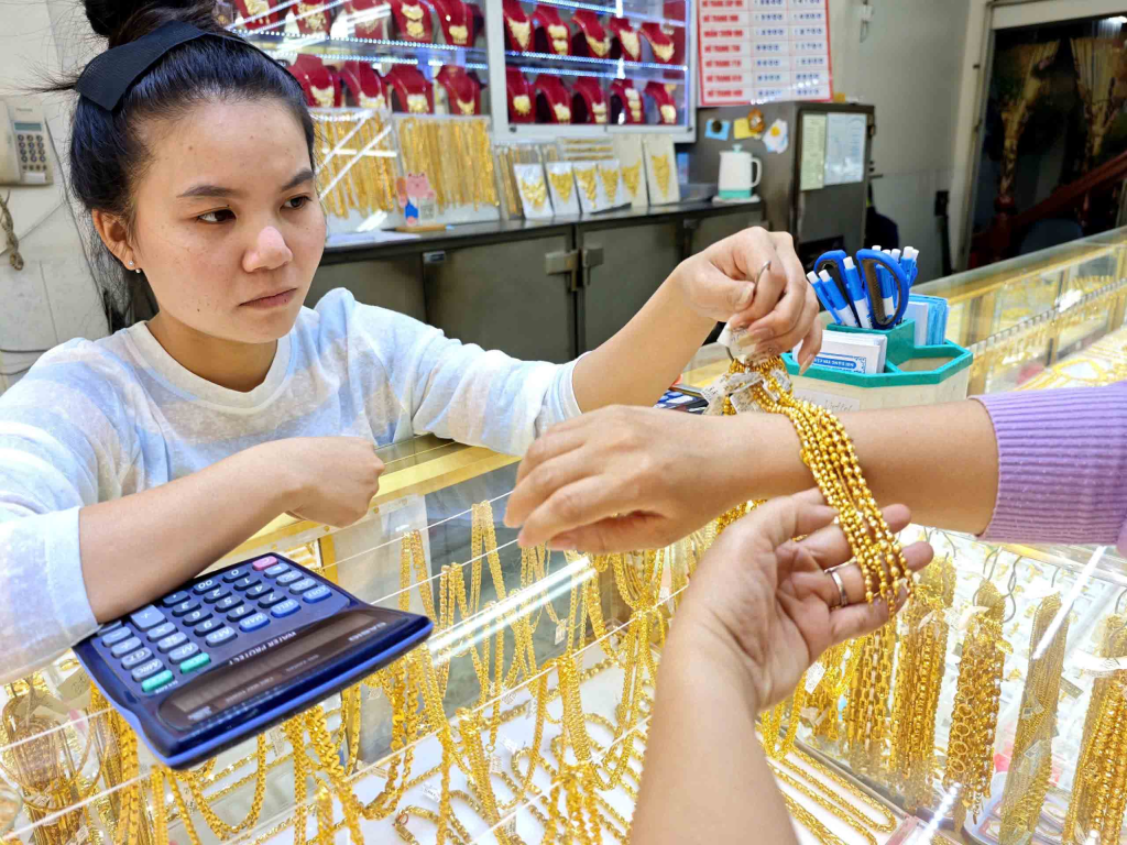 Giá vàng hôm nay 19/6/2026: Lao dốc, bốc hơi 2,5 triệu đồng một lượng(1) Giá vàng hôm nay 19/6/2026: Lao dốc, bốc hơi 2,5 triệu đồng một lượng(1)